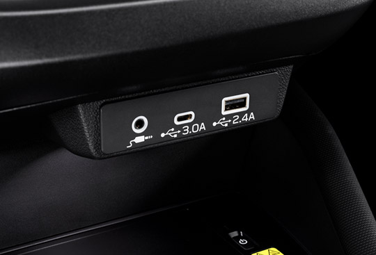 前座USB (Type-A & C)及後座 USB輸入裝置